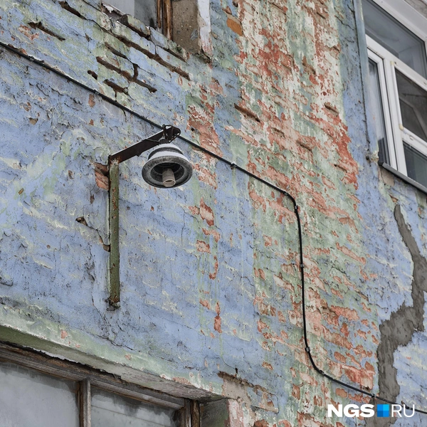 Фасады домов уже давно обветшали | Источник: Александр Ощепков / NGS.RU