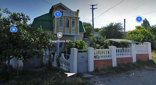 Домик тети Клавы в фильме и в наши дни | Источник: yandex.ru/maps