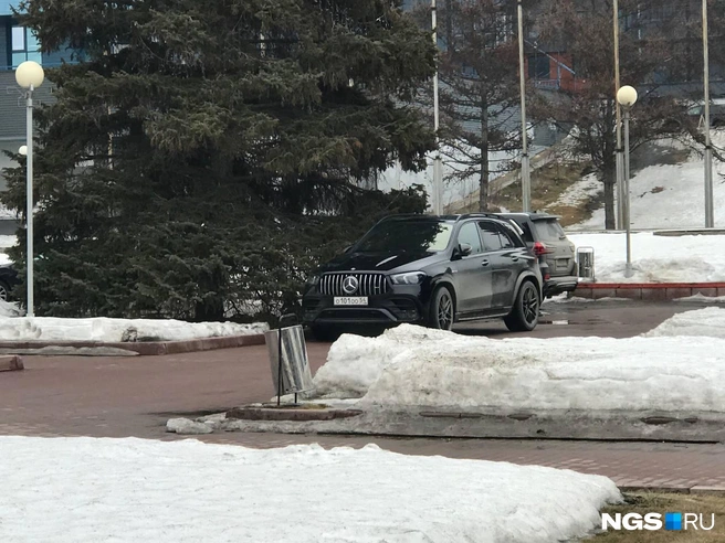 Mercedes принадлежит структуре, связанной с депутатом Сергеем Кальченко | Источник: Павел Тиунов