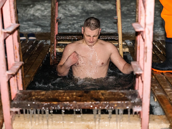По словам спасателей, температура воды была всего +1 градус. | Источник: Артем Бауман / 76.RU
