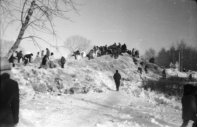 На горе явно ажиотаж  | Источник: Виктор Латышев / музей Боевой и Трудовой Славы средней школы № 36
