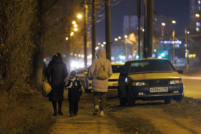 Подросткам от 16 до 18 лет разрешено гулять до 23:00 | Источник: Алексей Волхонский / V1.RU