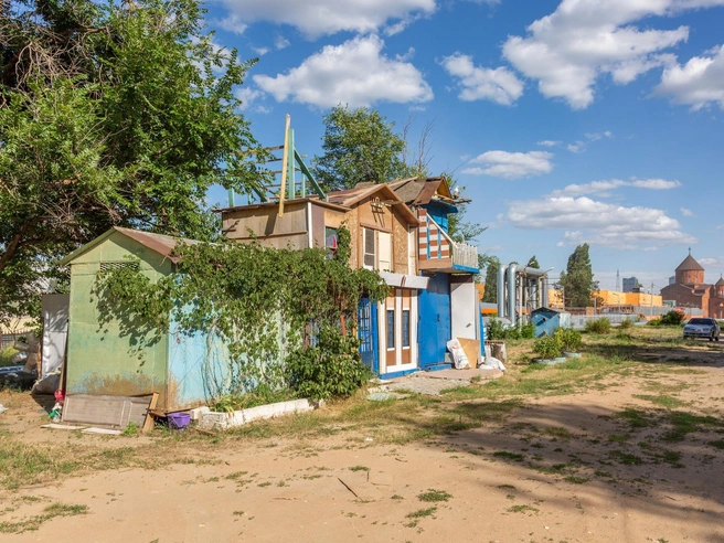 Голуби обитают в просторном двухэтажном домике | Источник: Константин Завриков/ V1.RU