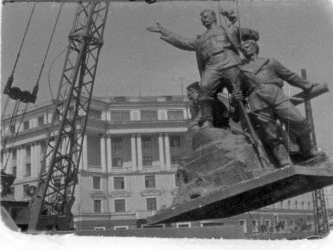 Установка памятника Борцам за власть Советов, 1961 год | Источник: pastvu.com