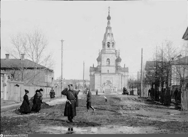 Церковь находилась на улице Вознесенской (сейчас Луначарского)&nbsp;— между Сибирской и Обвинкой (ныне улица 25 Октября) | Источник: Pastvu.com