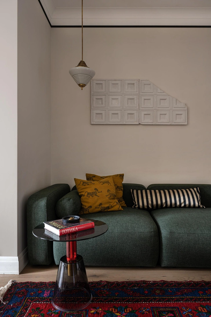 Диван, Annki design. Краска на стенах, Little Greene. | Источник: Наталья Градусова. Стиль: Варвара Калицкая