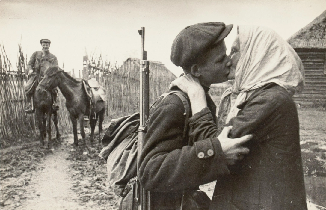 М. Трахман. «Партизанский край в Псковской области. Проводы сына в партизаны», 1942. Желатиносеребряный отпечаток. | Источник: пресс-служба выставки