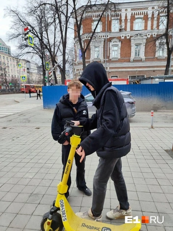 Второй молодой человек оказался рядом случайно, к ДТП он отношения не имеет | Источник: читательница E1.RU Ульяна