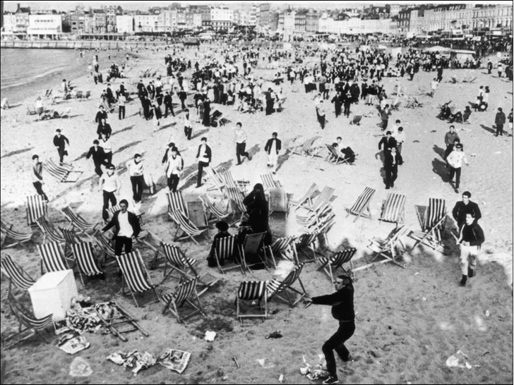 История одной фотографии: массовая драка рокеров и модов на пляже, 1964 год