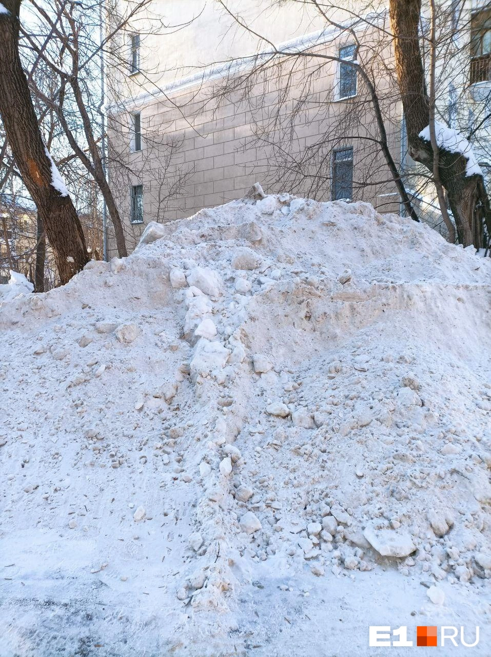 Екатеринбуржцы показали дворы заваленные снегом: куда жаловаться, если  управляющая компания плохо убирается - 14 февраля 2024 - Е1.ру