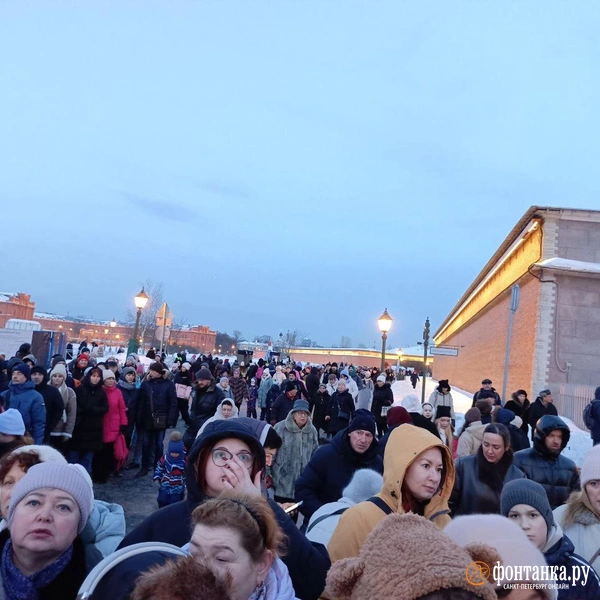 Знаменитые китайские фонари собрали толпу на входе в Петропавловскую крепость. Люди пошли по льду | Источник: Читатель «Фонтанки»