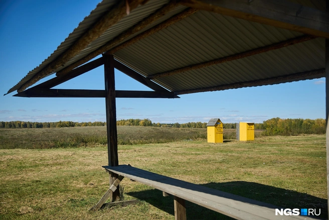В сезон заехавшие в Масляху туристы могут и перекусить на свежем воздухе, и отдохнуть. Главное, не перепутать деревянную будку: судя по грозным надписям, к каждому магазину прилагается свой туалет | Источник: Александр Ощепков / NGS.ru