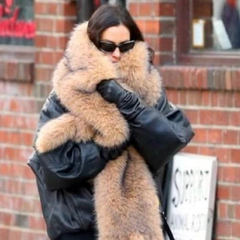 Меховой шарф и кожаные ботфорты: в Сети обсуждают трендовый образ Ирины Шейк