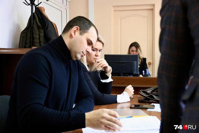 Представители МВД (на фото слева) считают, что увольнение Меньшенина прошло в рамках закона | Источник: Михаил Шилкин