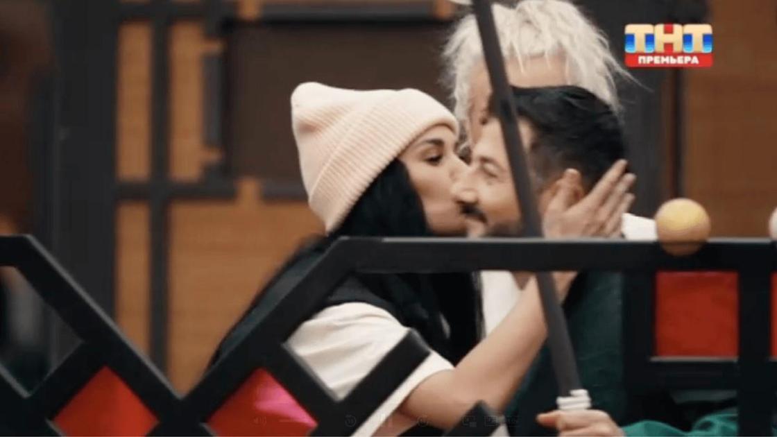 2 серия шоу &laquo;Сокровища императора-3&raquo;: Пинчук и Галустян флиртовали, Аверины попали в ДТП