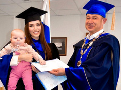 Анастасия Тарасова пришла на вручение диплома с дочерью