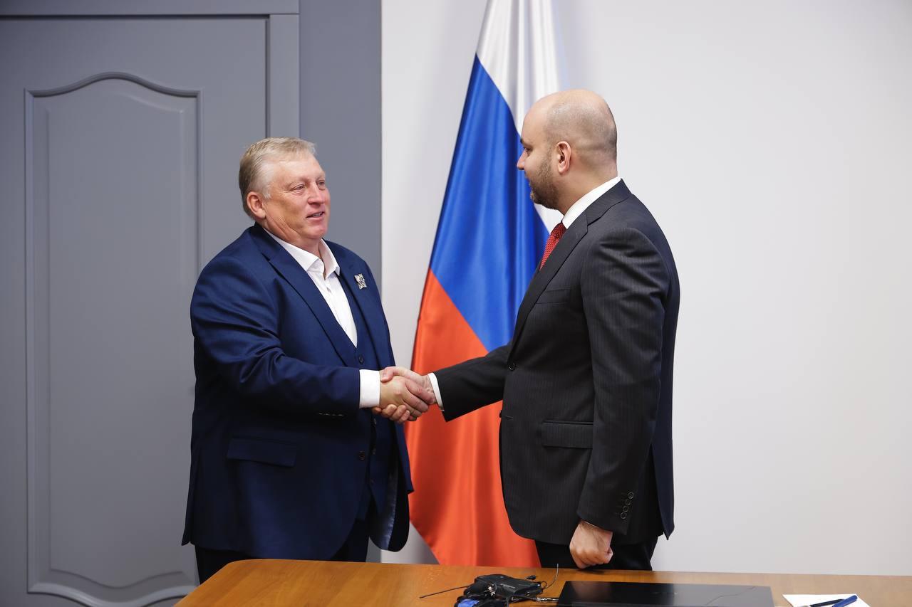 Федорищев наградил Осинькина. На прощание экс-тренер «Крыльев» получит внушительную сумму из регионального бюджета