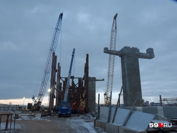 Строители продолжают стройку на левом берегу Камы | Источник: Кирилл Хафизов / 59.RU