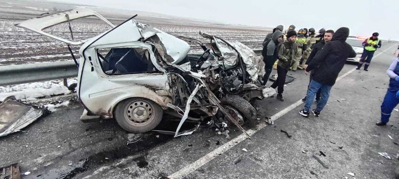 Внедорожник и фура столкнулись на трассе под Волгоградом, два человека ранены