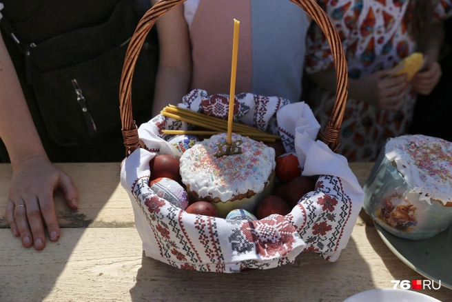 Многие приносили куличи и пасхальные яйца в специальных корзинах | Источник: Кирилл Поверинов / 76.RU