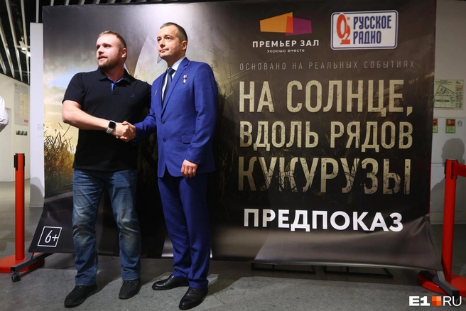 В фильме «На солнце, вдоль рядов кукурузы» (2023) легендарного пилота сыграл Егор Бероев | Источник: Владислав Лоншаков / E1.RU 
