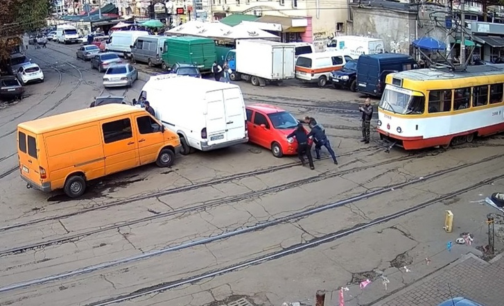 Одесситка так припарковалась, что люди два часа двигали туда-сюда ее машину, чтобы проехать (гомерическое видео)