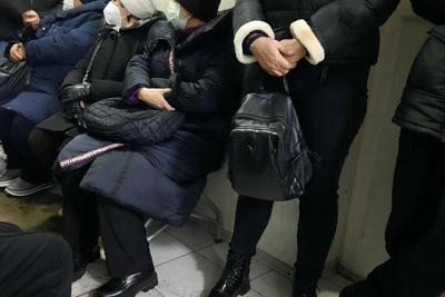 «Народу — полный коридор»: в волгоградской поликлинике скопилась очередь