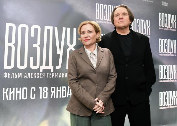 Собчак после скандала с голой вечеринкой, Безруков с женой, а Эрнст — с Любимовой: премьера фильма «Воздух»
