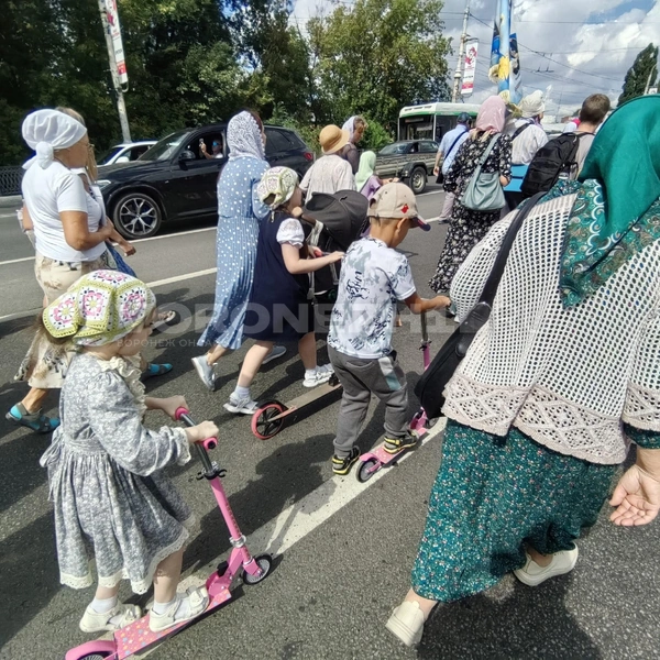 Дети также участвовали в ходе, разъезжая на самокатах | Источник: Андрей Пашинский / Voronezh1.ru