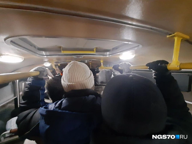 В такой толкучке прорваться к терминалу для оплаты проезда невозможно, поэтому люди часто передают через всю толпу банковские карточки | Источник: Анастасия Харламова / NGS70.RU