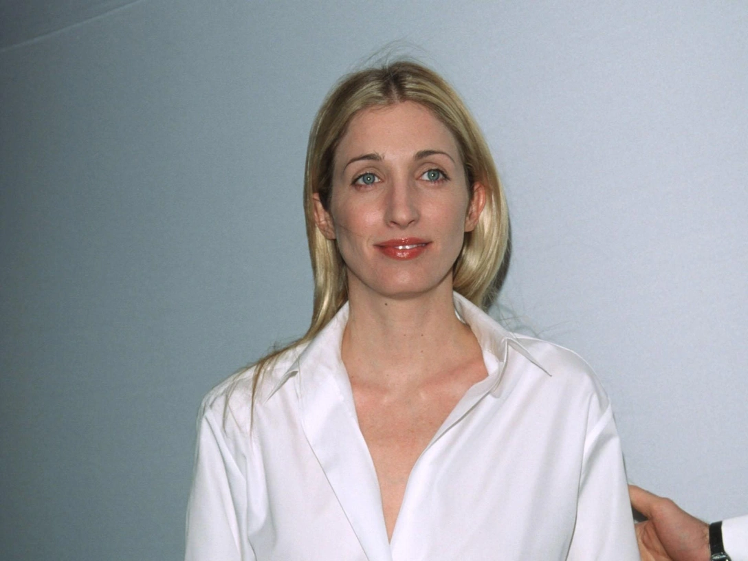 История помолвочного кольца Кэролин Бессетт-Кеннеди: скромность с глубоким смыслом | marieclaire.ru