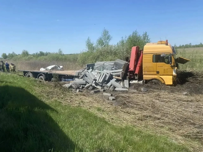 Взрыв колеса у грузовика стал причиной смертельного ДТП | Источник: Отдел Госавтоинспекции УМВД России по г. Кургану / Max.ru 
