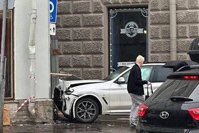 BMW протаранил угол отреставрированного дома на Садовой