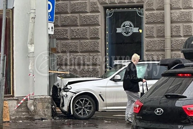 В BMW сработали подушки безопасности, людей внутри автор фото не видел | Источник: читатель «Фонтанки»