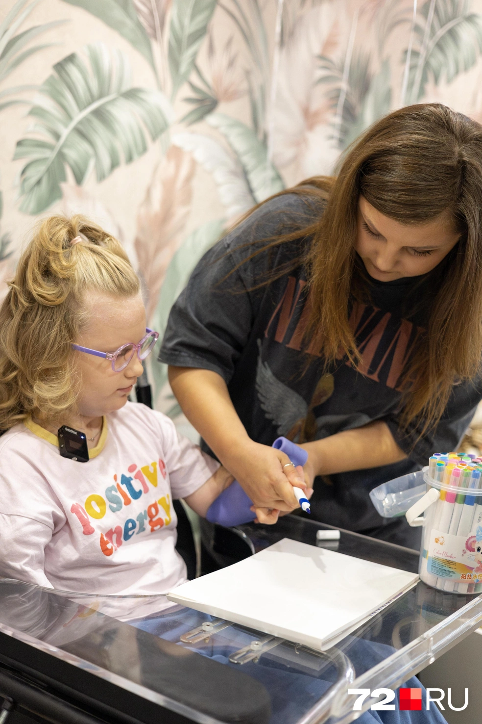 Анастасия каждый день рядом с дочерью. Этот протез — ее совместная с врачами разработка. Специально под Варины потребности | Источник: Максим Майер / 72.RU