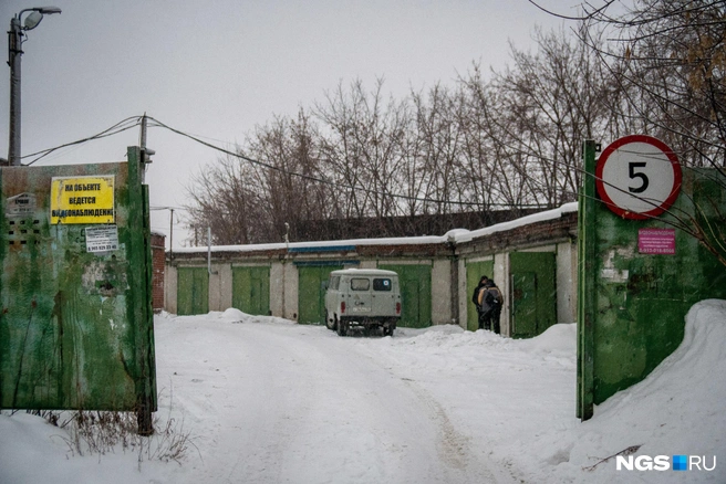 Товарный поезд, который проходил мимо во время изучения территории корреспондентами НГС, слышно почти не было: здесь они ходят на низкой скорости, стыков между рельсами почти нет, а от улицы Николая Островского его отделяют гаражи | Источник: Александр Ощепков 