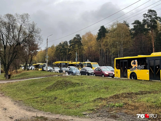 Затор образовался на проспекте Авиаторов | Источник: Кирилл Поверинов / 76.RU
