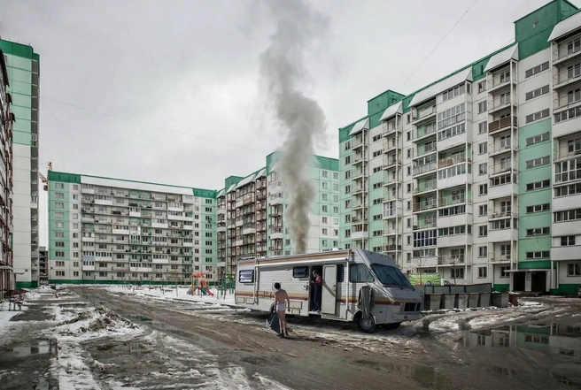 И все-таки главное, живя в Новосибирске, не обнаружить под своими окнами этот трейлер. Иначе квартиру по нормальной цене вы уже не продадите | Источник: Юрий Орлов / Городские медиа