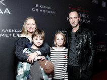 Вилкова и Любимов с детьми, подтянутая Кобзон в юбке, нежные Стриженовы: показ фильма «Человек ниоткуда»