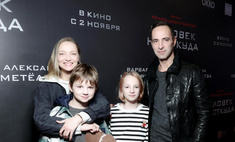 Вилкова и Любимов с детьми, подтянутая Кобзон в юбке, нежные Стриженовы: показ фильма «Человек ниоткуда»