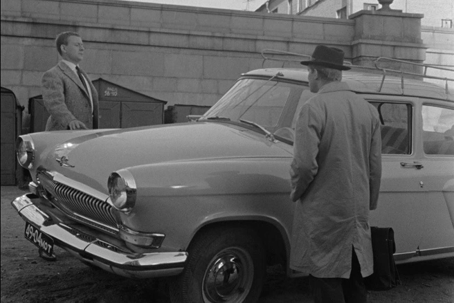 В фильмах Эльдара Рязанова легковые автомобили «Волга» стали настоящими звездами советского экрана — ГАЗ-21 «Волга» в фильме «Берегись автомобиля» | Источник: «Берегись автомобиля» / Эльдар Рязанов