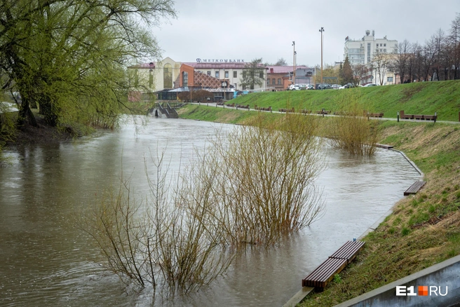 Теперь лесенки ведут не к берегу Исети, а сразу в воду | Источник: Владислав Лоншаков / E1.RU