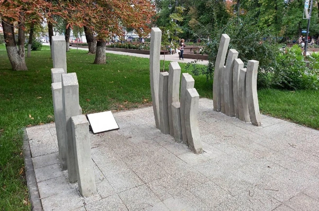 Так памятник выглядел на момент открытия в 2010 году. Местные сравнивали его с «картошкой фри» | Источник: tursar.ru