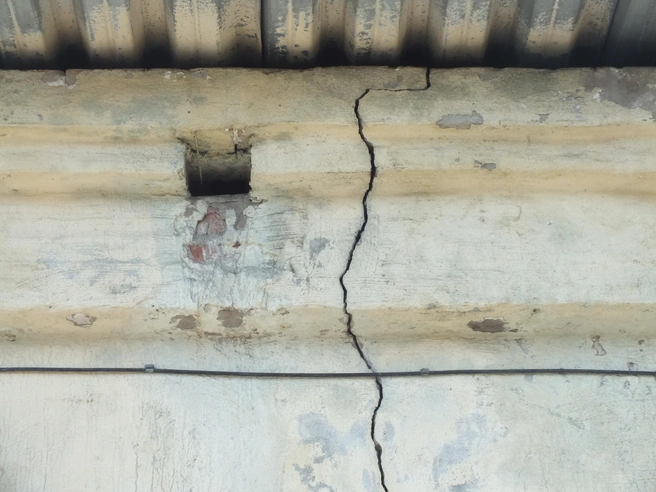 Силовые трещины украшают фасад школы не первый год | Источник: читатель NGS.ru