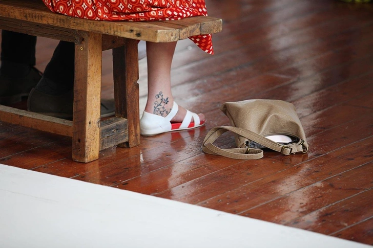 Нельзя ставить сумку на пол, иначе «деньги в землю уйдут!» | Источник: Blaize Pascall / Alamy via Legion Media