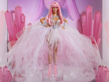 Кукла Барби в виде Ники Минай облачена в роскошное белое платье