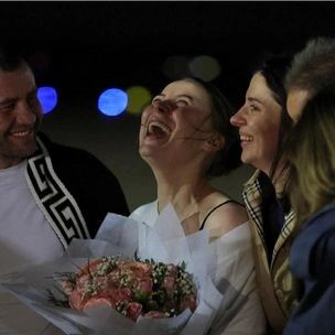 Ксения Карелина, осужденная в России за донат Украине, вернулась в США. В переговорах участвовал режиссер Питер Берг