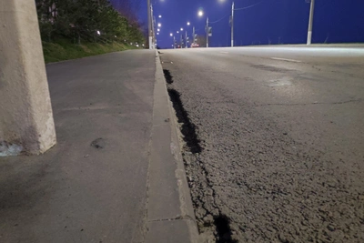 Асфальт унесло водой в Волгограде