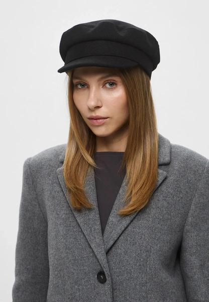 Шапки, береты и кепки: самые модные головные уборы зимы 2025/26 Шапки, береты и кепки: самые модные головные уборы зимы 2025/26