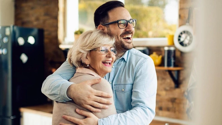 жизнь со взрослыми детьми плюсы и минусы для родителей  | Источник: iStock/Drazen Zigic
